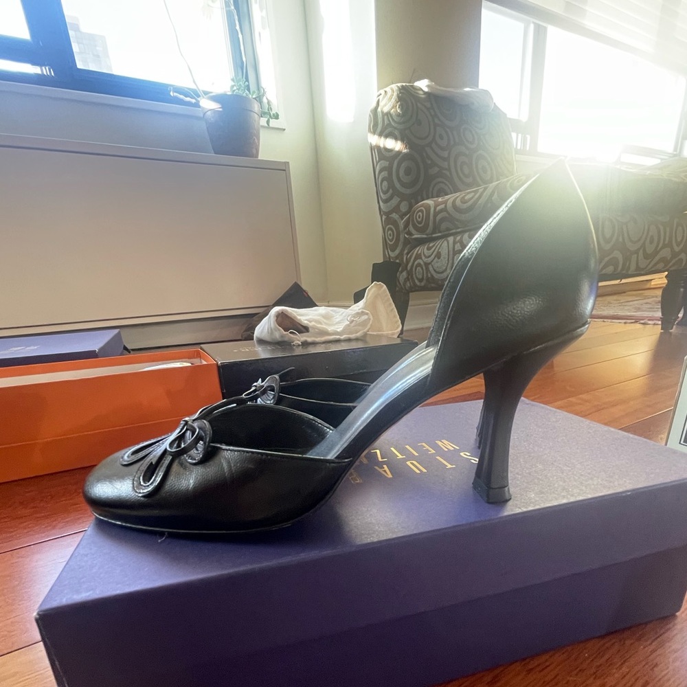 Stuart Weitzman Black Round Toe Pumps with Bow - Picture 4 of 4